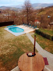 una vista aérea de una piscina con sillas y una mesa en Casa Calina en Călimăneşti