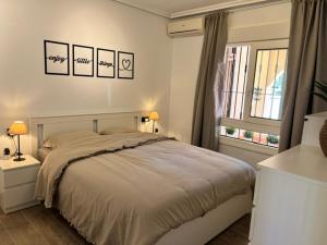 1 dormitorio con 1 cama y 2 cuadros en la pared en Casa Domenico, en Alicante