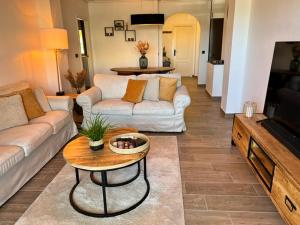 Sala de estar con 2 sofás y mesa de centro en Casa Domenico, en Alicante