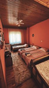 Rúm í herbergi á Olympiades Rooms Litóchoro