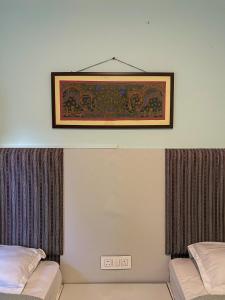 Eevolve Dharamkot - An Eco Hostel客房内的一张或多张床位