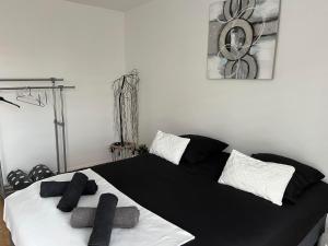 - une chambre dotée d'un lit noir et blanc avec deux croix dans l'établissement Travel homes spacieux et paisible parking privé, à Illzach