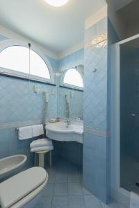 een badkamer met een toilet en een wastafel bij Hotel Trevi Riccione in Riccione