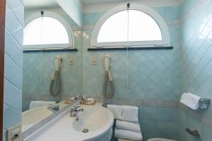 A bathroom at Hotel Trevi Riccione, in centro sul mare con cucina Még 37 kép