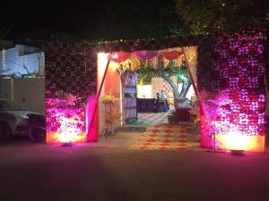 uma entrada para um quarto decorado com luzes de Natal em BAGEECHA VILLA em Allahabad