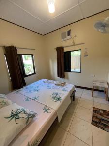 - une chambre avec 2 lits dans l'établissement Mingche Apartment, à Panglao