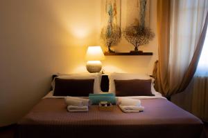 um quarto com uma cama com toalhas em Villa Sofia em Sirtori