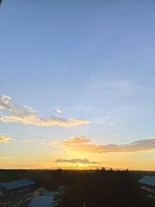 einen Sonnenuntergang über einer Stadt mit Gebäuden und einem Himmel in der Unterkunft Happy Stays A - Sunset View at SMDC Hope Residences in Trece Martires