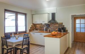 Η κουζίνα ή μικρή κουζίνα στο 2 Bedroom Cozy Apartment In Finnentrop
