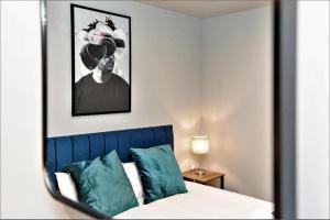 a mirror reflecting a bedroom with a bed and a man in a hat at Ship Street 1 bedroom/ seafront in Brighton & Hove
