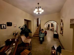 uma sala de estar com um corredor com um lustre em Borgo Scorciarini B&B em Piedimonte dʼAlife