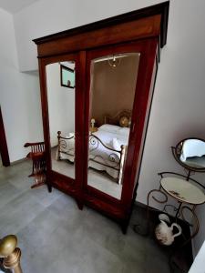 1 dormitorio con cama y espejo en Borgo Scorciarini B&B en Piedimonte dʼAlife