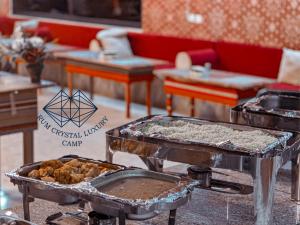 Rum Crystal Luxury Camp في وادي رم: صواني طعام معروضة في مطعم