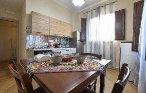 una cocina con una mesa de madera con cuencos. en Lovely Home In Linguaglossa With Wifi, en Linguaglossa