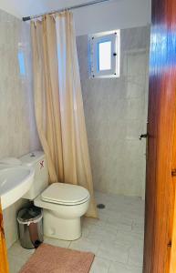 een badkamer met een toilet en een wastafel bij PROFILIO Apartments & Studios in Exopoli