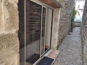 a glass window on the side of a building at il fait bon vivre classé 3 étoiles in Montcuq