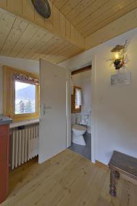 ein Bad mit WC und Waschbecken in einem Zimmer in der Unterkunft Attic Chesa Charots - Celerina in Celerina