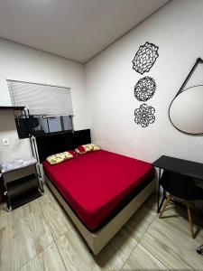 a bedroom with a large red bed in a room at JOTA Área de Lazer in Dourados