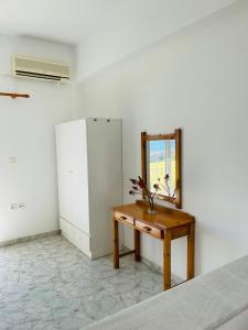 een kamer met een tafel en een spiegel bij PROFILIO Apartments & Studios in Exopoli