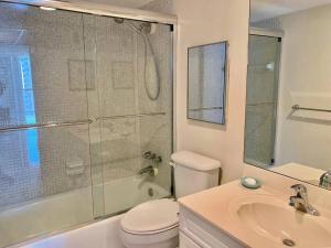 een badkamer met een douche, een toilet en een wastafel bij Oceanview 2 bdrm Beachfront Condo Hollywood FL in Hollywood