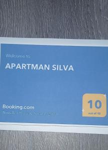 eine blaue Karte mit den Worten Aprilanan Silva drauf in der Unterkunft APARTMAN SILVA in Biograd na Moru