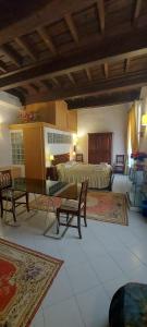 1 dormitorio con 1 cama, mesa y sillas en Alloggio turistico Santa Rosa en Viterbo