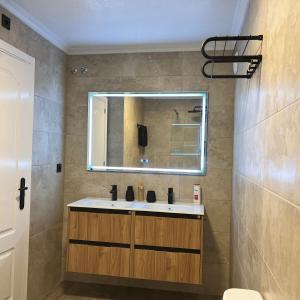 un bagno con lavandino e specchio di Casa Domenico ad Alicante