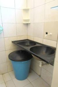 a bathroom with two sinks and a trash can at Casa praiana - agradável e confortável ambiente com ar-condicionado in Parnaíba