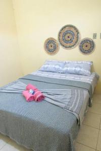 two beds sitting next to each other in a room at Casa praiana - agradável e confortável ambiente com ar-condicionado in Parnaíba