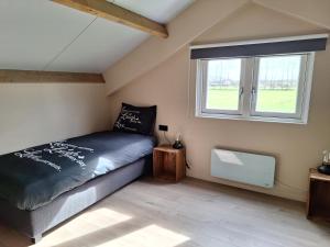 - une petite chambre avec un lit et une fenêtre dans l'établissement Lange Heide, à Otterlo