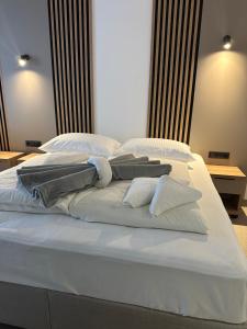 Letto o letti in una camera di Hotel Suljovic