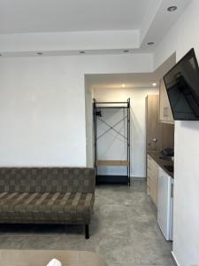 sala de estar con sofá y puerta corredera en Ammos Hotel en Agia Triada