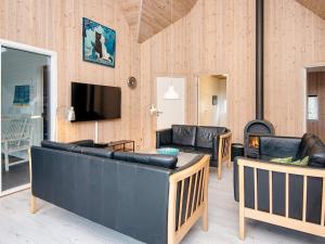 ein Wohnzimmer mit Sofas und einem Flachbild-TV in der Unterkunft 20 person holiday home in R m in Toftum