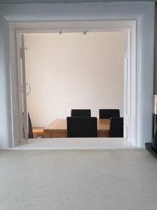 uma sala de reuniões com uma mesa e duas cadeiras em Spencefield House em Leicester