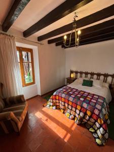 ein Schlafzimmer mit einem Bett mit einer Decke darauf in der Unterkunft El Gerbal in Villahoz