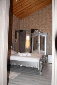 a bedroom with a large white bed in a room at Duplex/ Appart hotel in El Biar