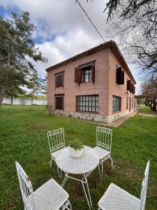 une table et des chaises devant une maison dans l'établissement Casa Rural El Gerbal, à Villahoz