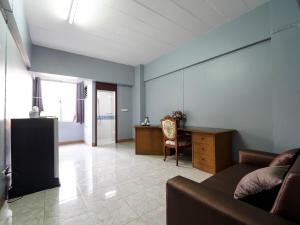 RoomQuest SPS Hotel and Residence的休息区