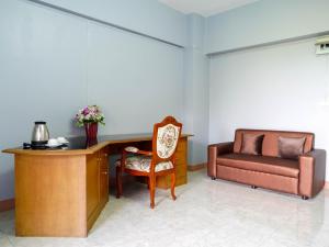 RoomQuest SPS Hotel and Residence的休息区