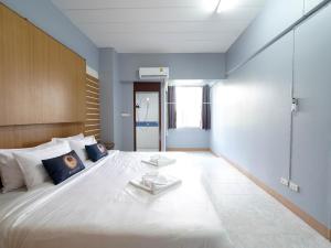 RoomQuest SPS Hotel and Residence客房内的一张或多张床位