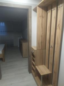 Pokój z szafą z drewnianymi szafkami w obiekcie Family House w mieście Makarovka