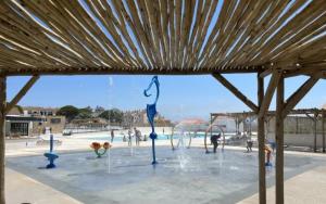 a water park with people playing in a fountain at Cap sur le Lac in Le Barcarès