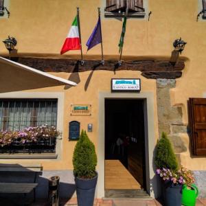 un bâtiment avec des drapeaux sur son côté dans l'établissement L'Antico Borgo, à Zanica