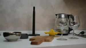 un mostrador con dos copas de vino y un tazón en Pigneto liberty house, en Roma