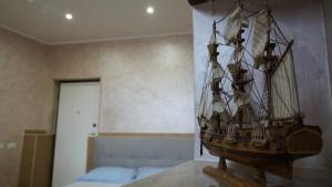 un barco modelo en una mesa en una habitación en Pigneto liberty house, en Roma