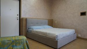 um quarto com uma cama grande num quarto em Pigneto liberty house em Roma