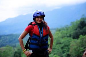 Una donna con un casco in piedi su una montagna di Ceylon Adventure Sports a Kitulgala