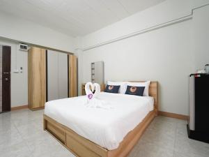 RoomQuest SPS Hotel and Residence客房内的一张或多张床位
