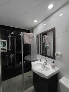 y baño con lavabo y ducha. en Perfect House, en Eilat