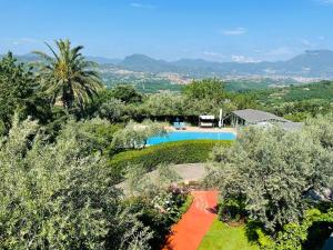 - une vue aérienne sur un complexe avec une piscine dans l'établissement Villa Mandetta B&B, à Santo Stefano del Sole